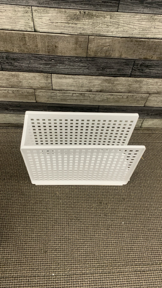 NARROW WHITE PLASTIC ORGANIZER.