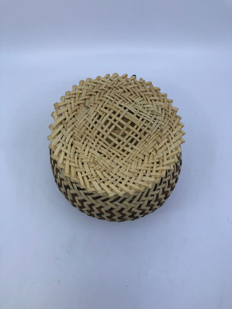 SMALL TWO TONE BASKET.