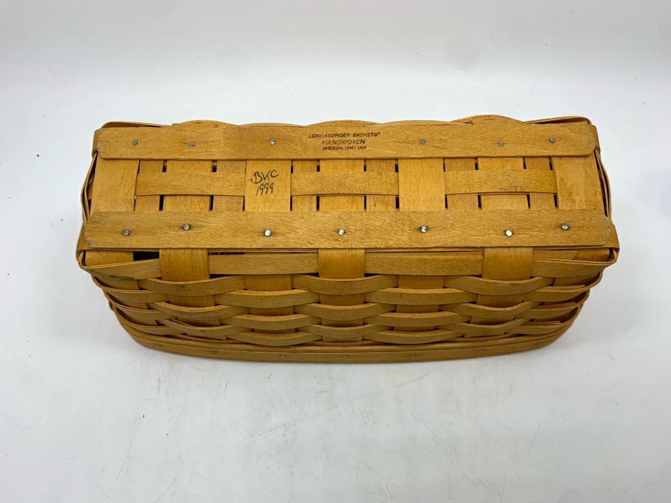 1999 RECTANGULAR BASKET W/WOOD COVER.