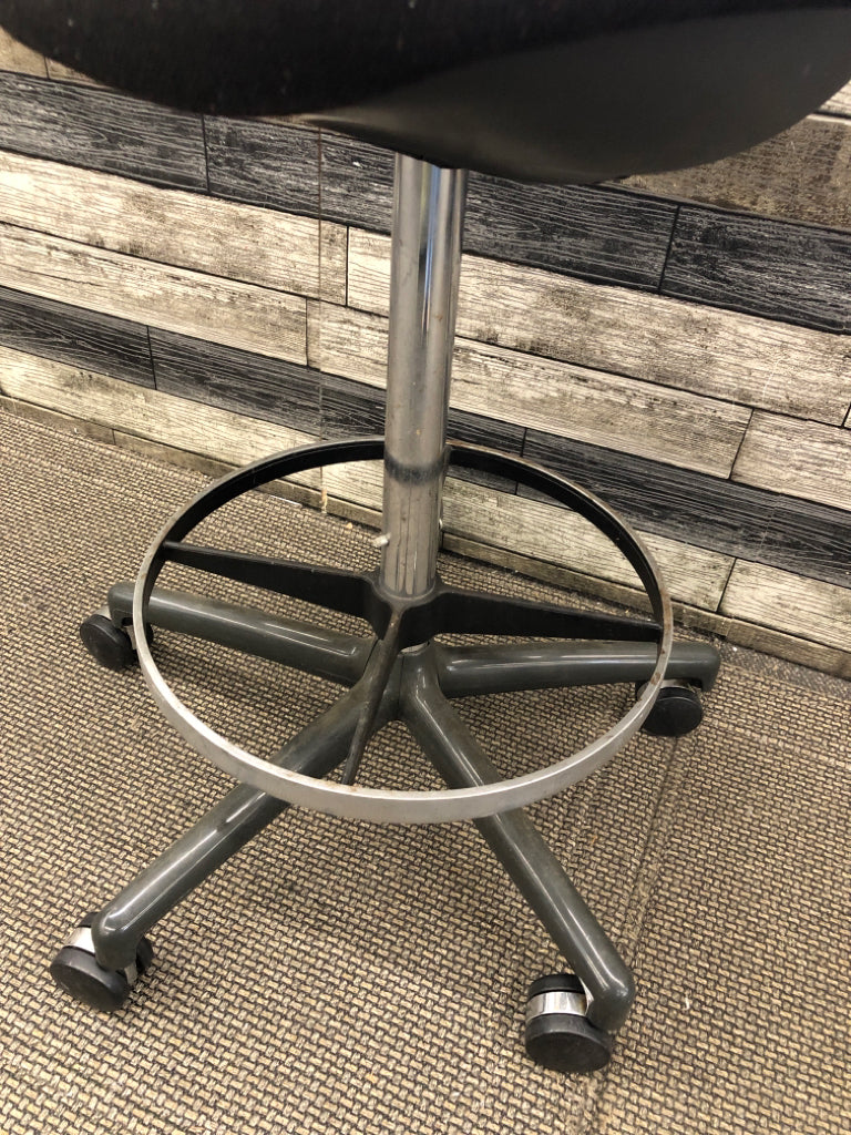 TALL OFFICE CHAIR ON WHEELS, FABRIC SEAT.