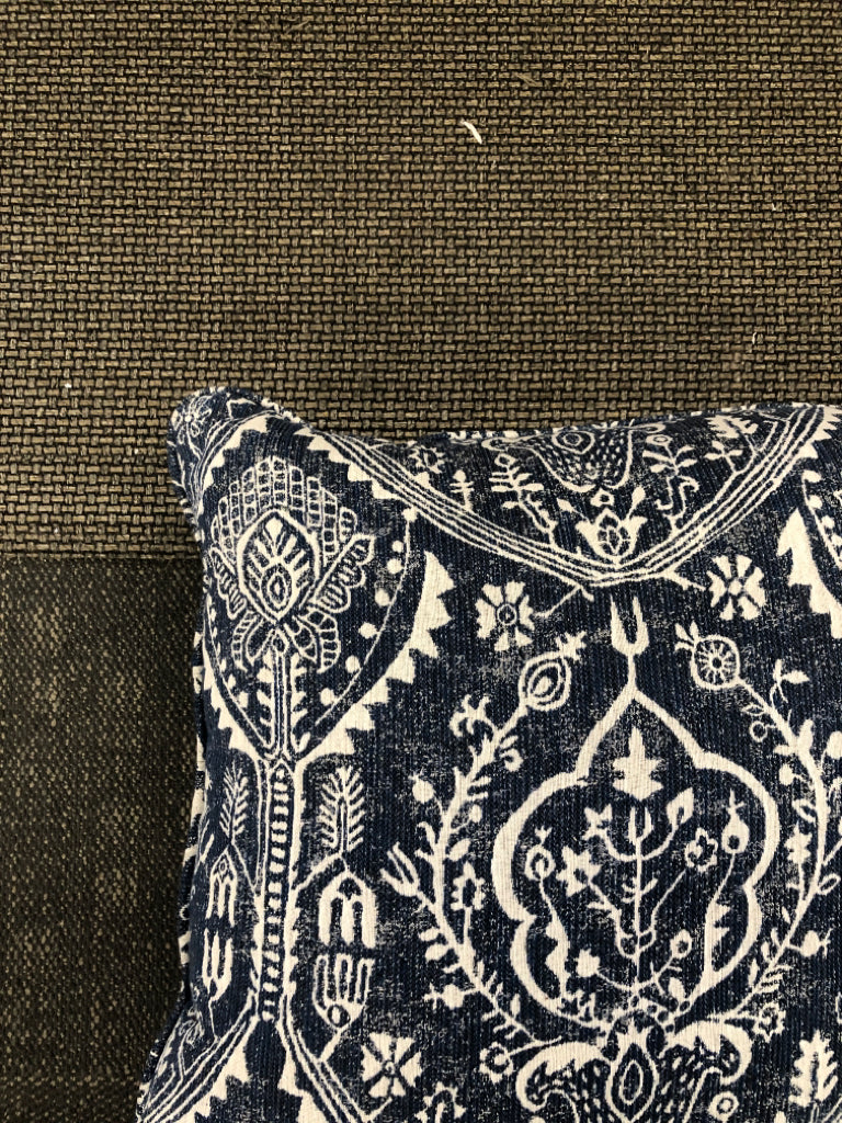 NAVY W/MEDALLION PRINT PILLOW.