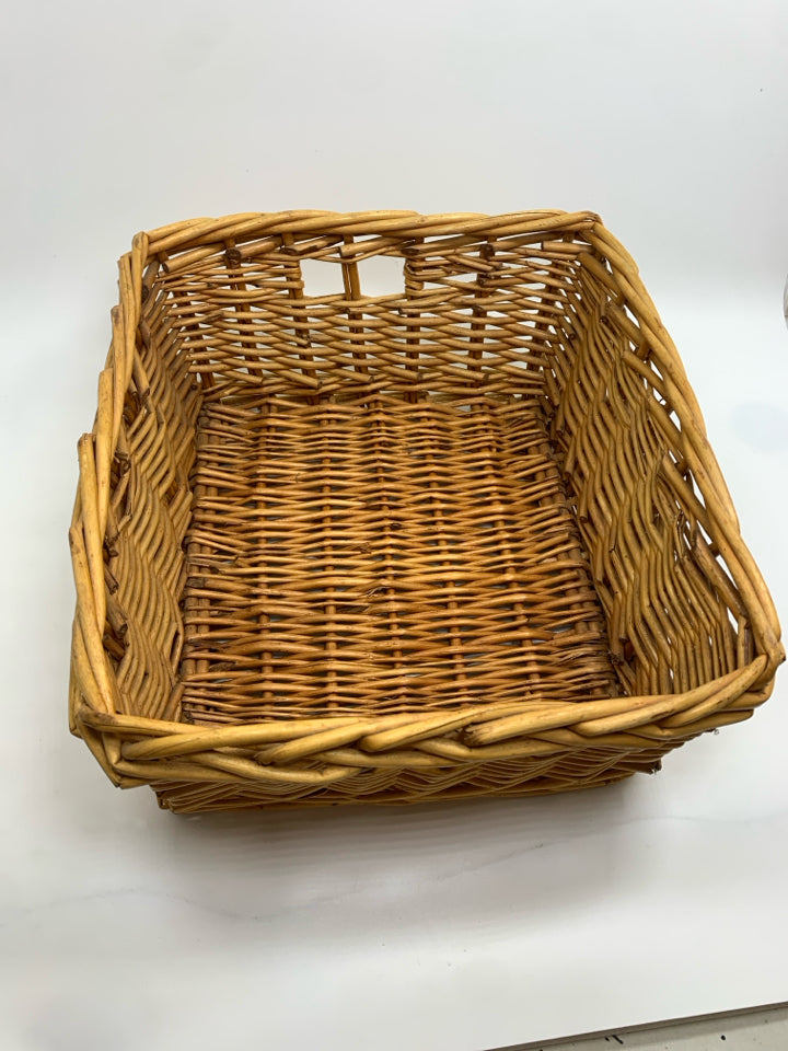 RECTANGLE WICKER STORAGE BASKET.