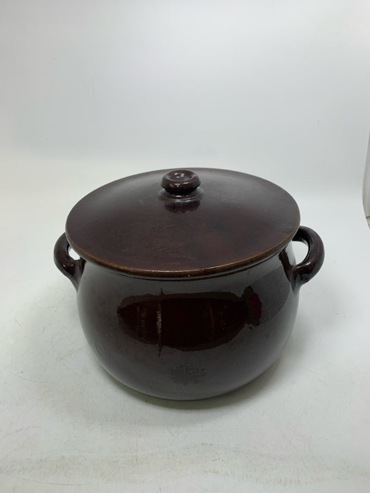 VTG DARK BROWN BEAN CROCK POT W/ HANDLES.