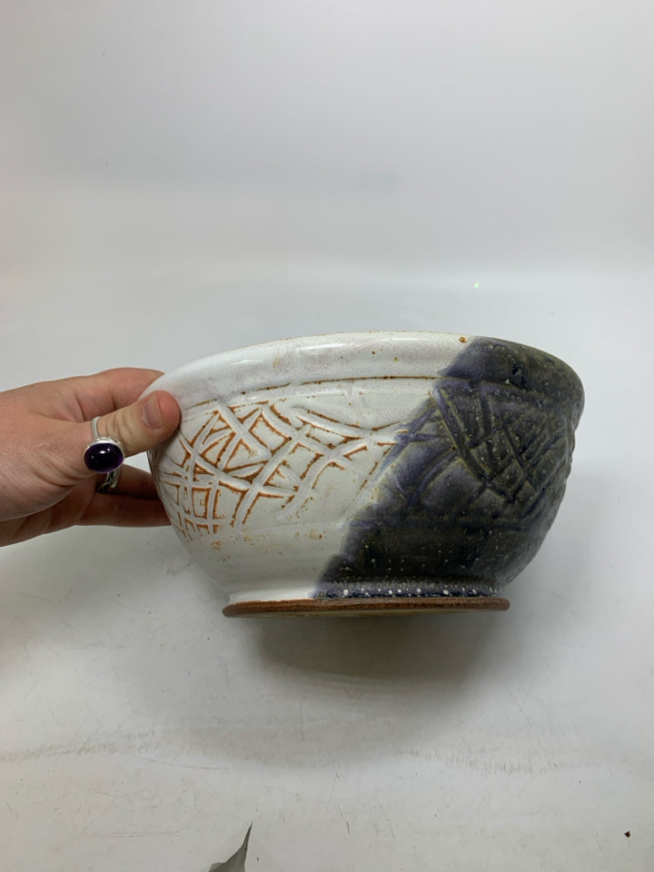 HEAVY BLUE/WHITE TEXTURED EXTERIOR MIXING BOWL.