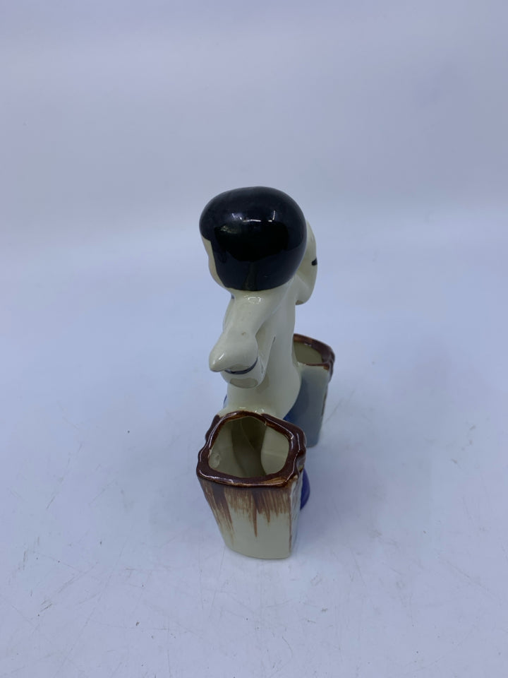 MAN W/ BLACK HAIR CARRYING SOMETHING ON SHOULD BLUE JEAN DOUBLE VASE/TOOTHPICK H