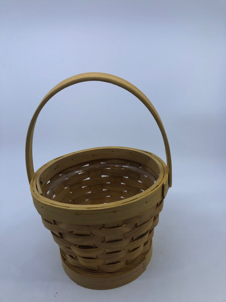 BLONDE WOOD BASKET W LINER.