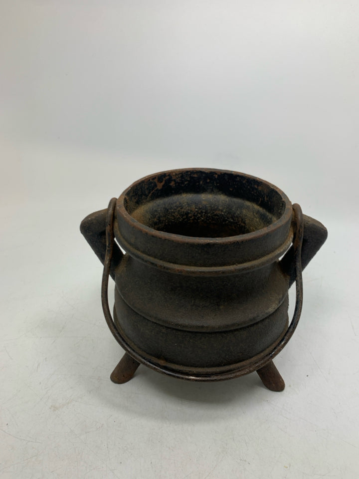 HEAVY FOOTED RUSTIC POT W/ HANDLE.