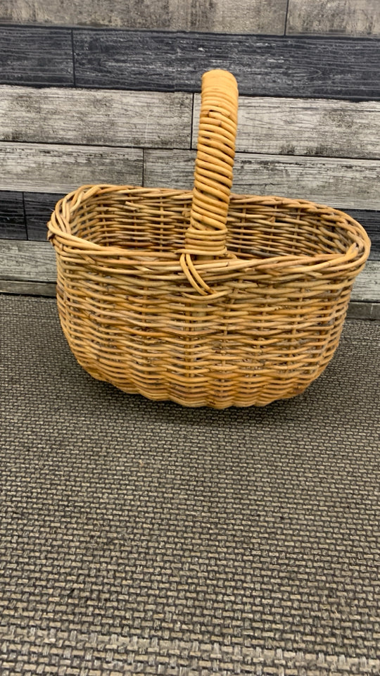 LG WOVEN WICKER BASKET W/HANDLE.