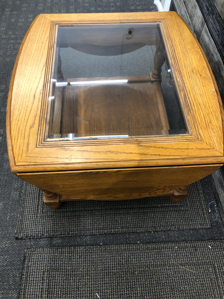 OAK WOOD COFFEE TABLE W/ GLASS TOP/FOLDING SIDES.