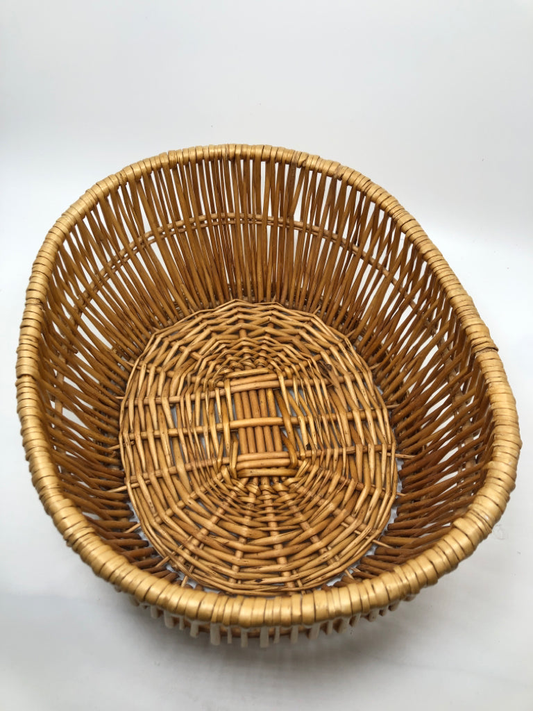 WICKER OVAL BASKET.