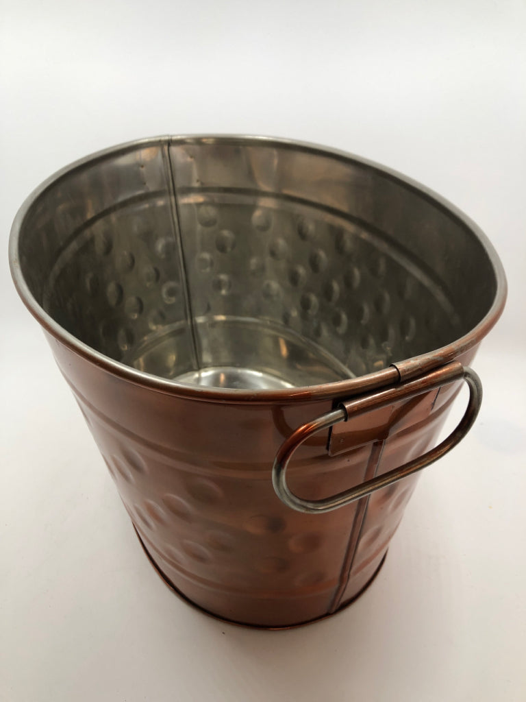 GOLDEN METAL OVAL BUCKET W/HANDLES.