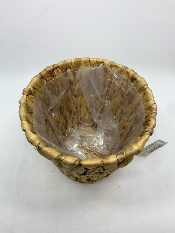 WOVEN PLANTER W/PLASTIC LINING.