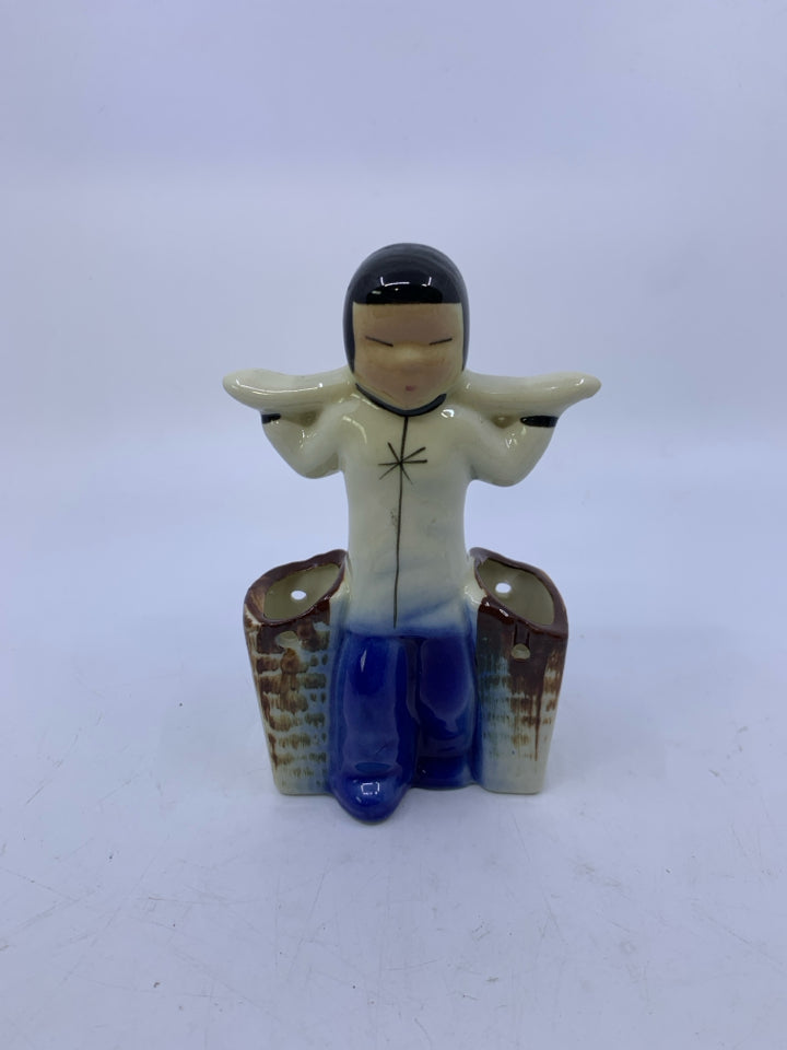 MAN W/ BLACK HAIR CARRYING SOMETHING ON SHOULD BLUE JEAN DOUBLE VASE/TOOTHPICK H