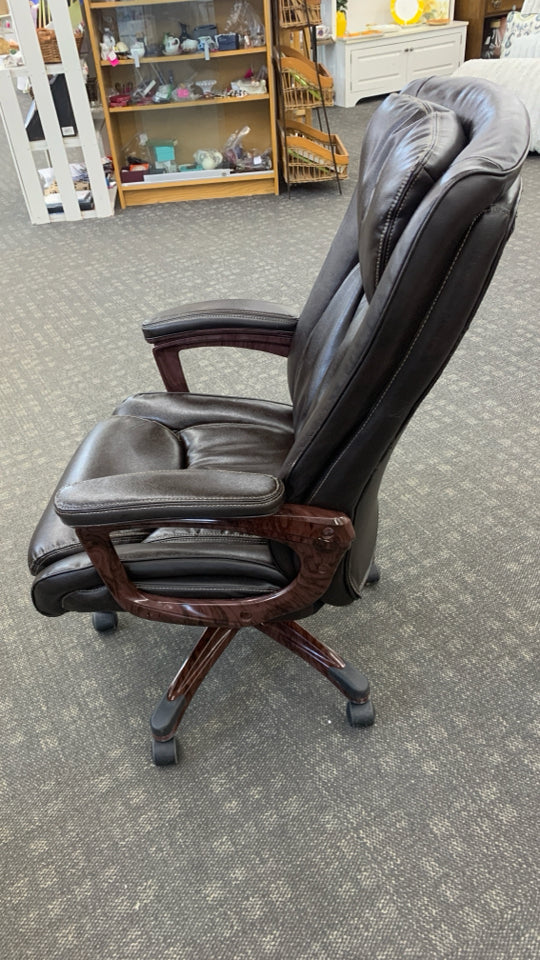 BROWN LEATHER OFFICE CHAIR W/WOOD DETAILS.