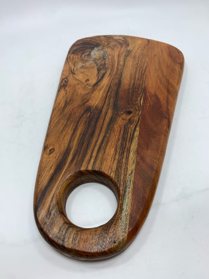 WOOD SERVING BOARD W/HOLE.