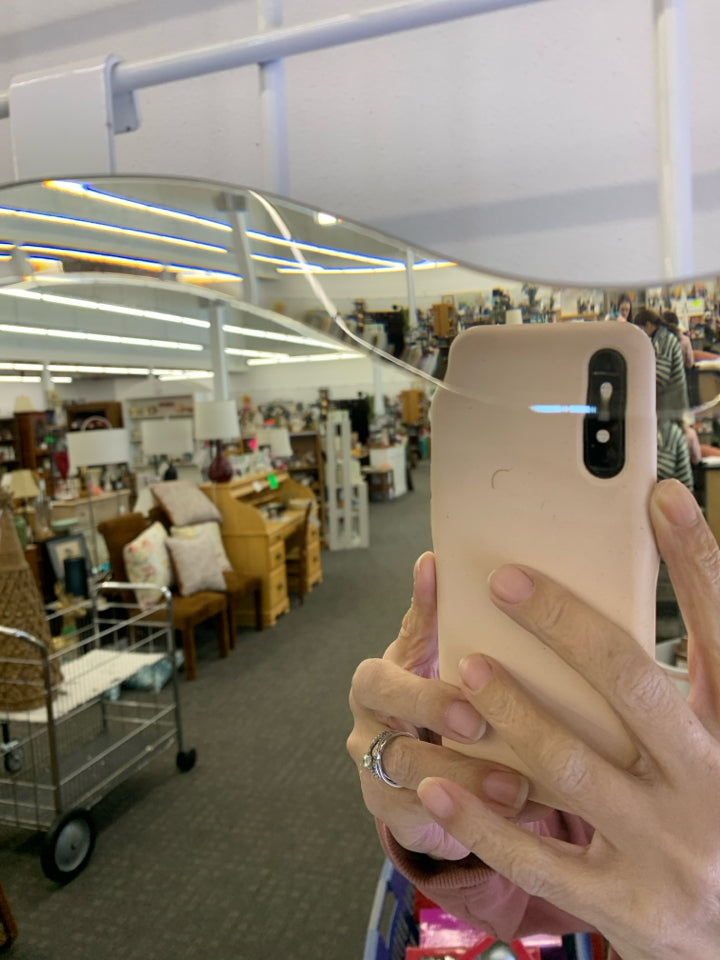 OVAL WALL MIRROR W/SCALLOP EDGE.