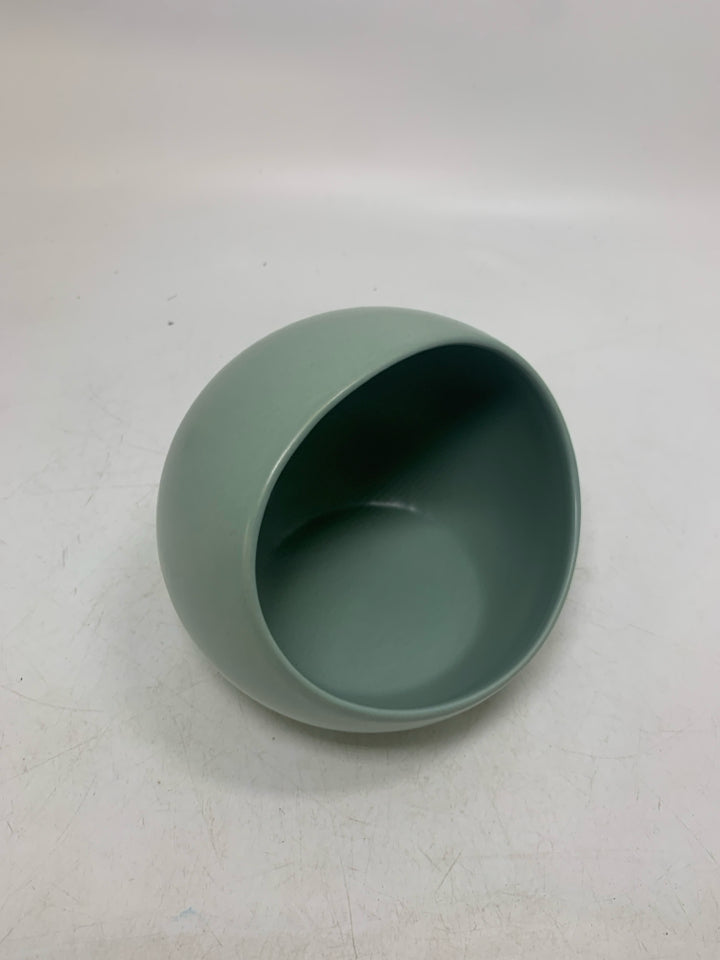 YEAR & DAY PALE BLUE/GREEN SPONGE HOLDER.