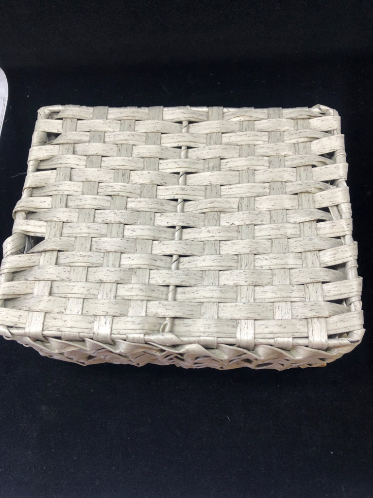 PLASTIC GREY WEAVE BASKET W/ WOOD HANDLES.