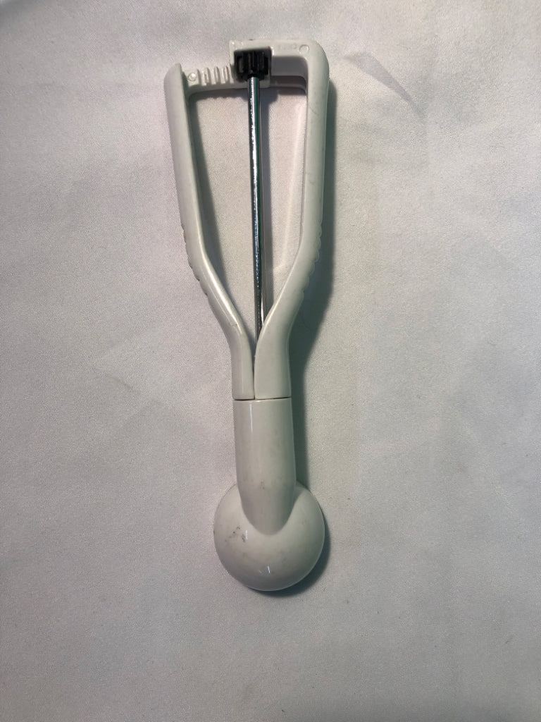 WHITE PLASTIC COOKIE SCOOP.