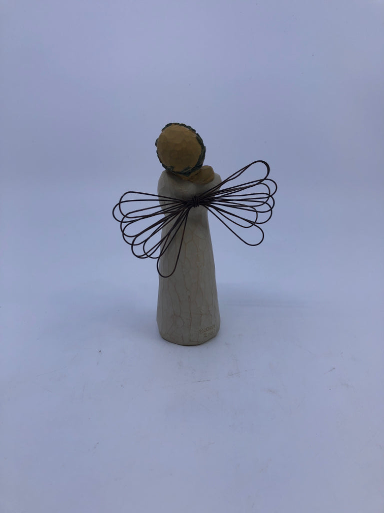 CELEBRATE WILLOW TREE W GREEN HEADBAND.
