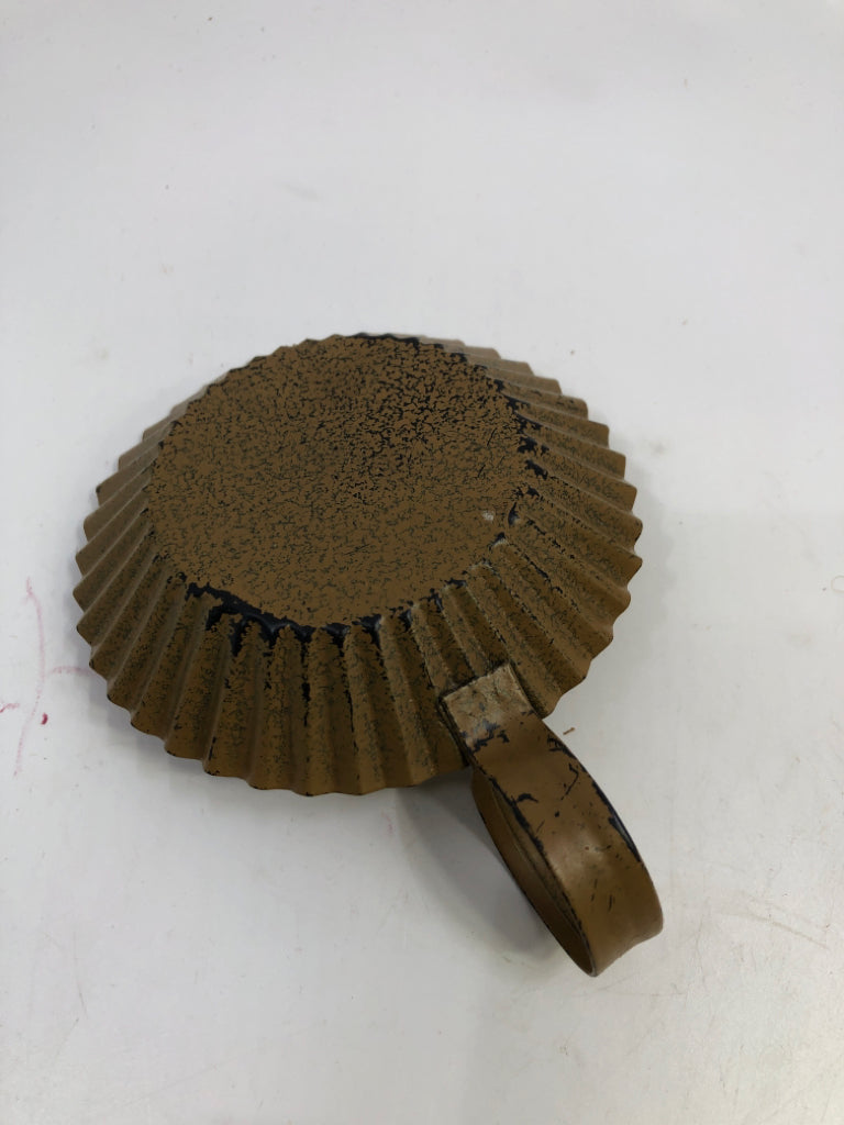 SMALL TAN PRIMITIVE METAL CANDLE HOLDER W/HANDLE.