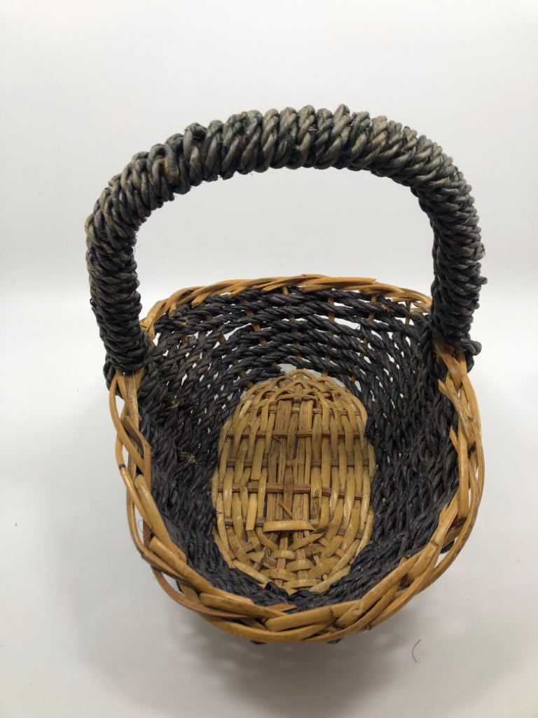 BLUE WICKER BASKET W/TAN RIM.