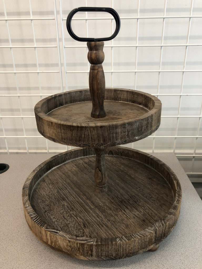 DISTRESSED 2-TIER DISPLAY.