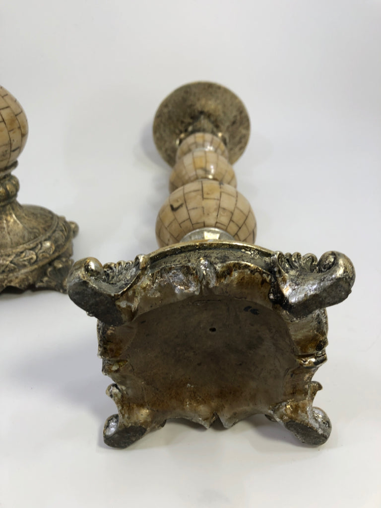 2PC CREAM&GOLD CANDLE HOLDERS W/DISTRESSED STAND.