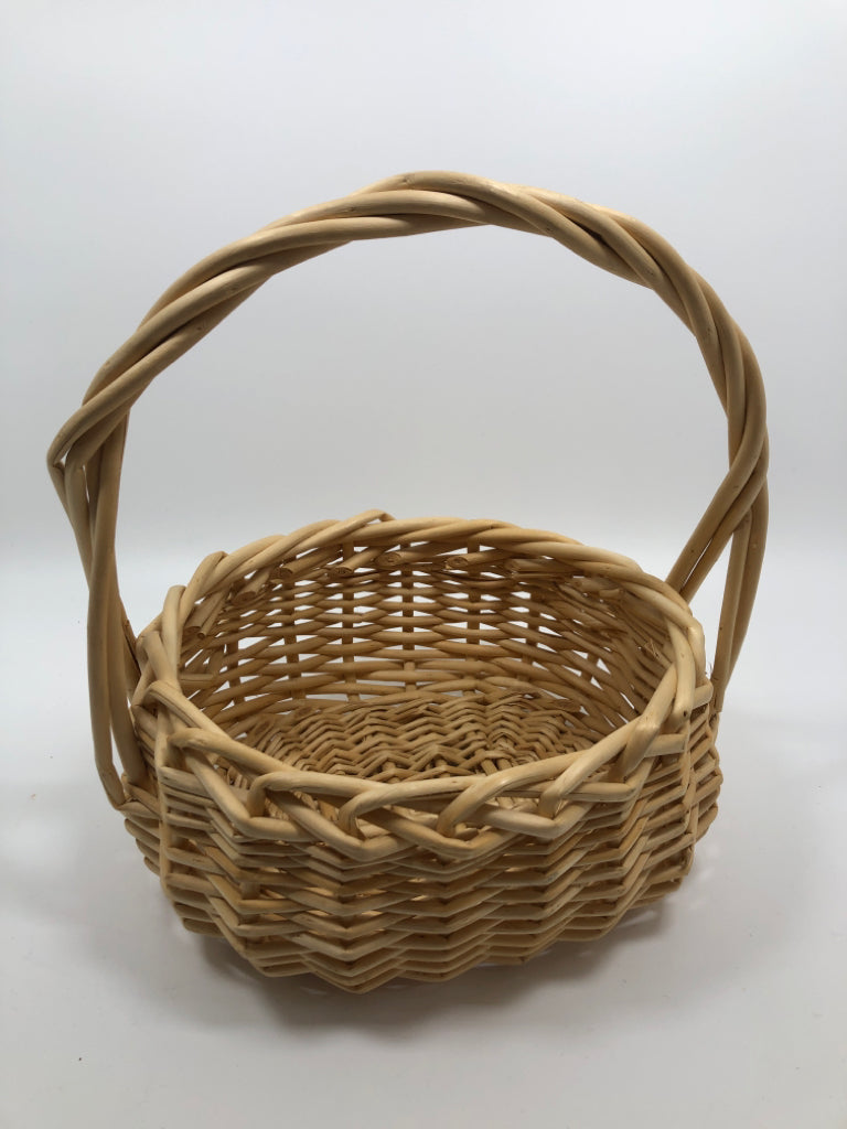 SM BLONDE WOOD BASKET.