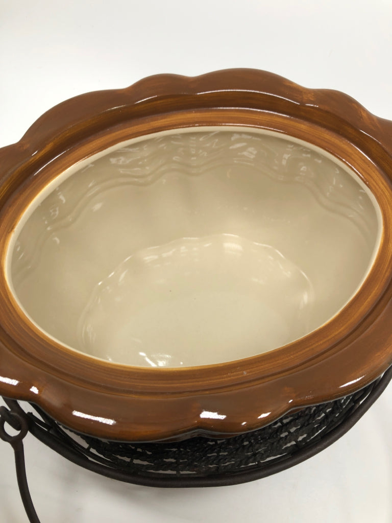 2PC BROWN STONEWARE BEAN POT IN BROWN METAL CARRIER.