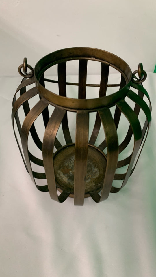 BRASS METAL LANTERN.