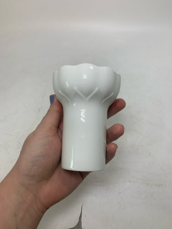 BUD VASE W/ WIDE NECK SCALLOP EDGE.