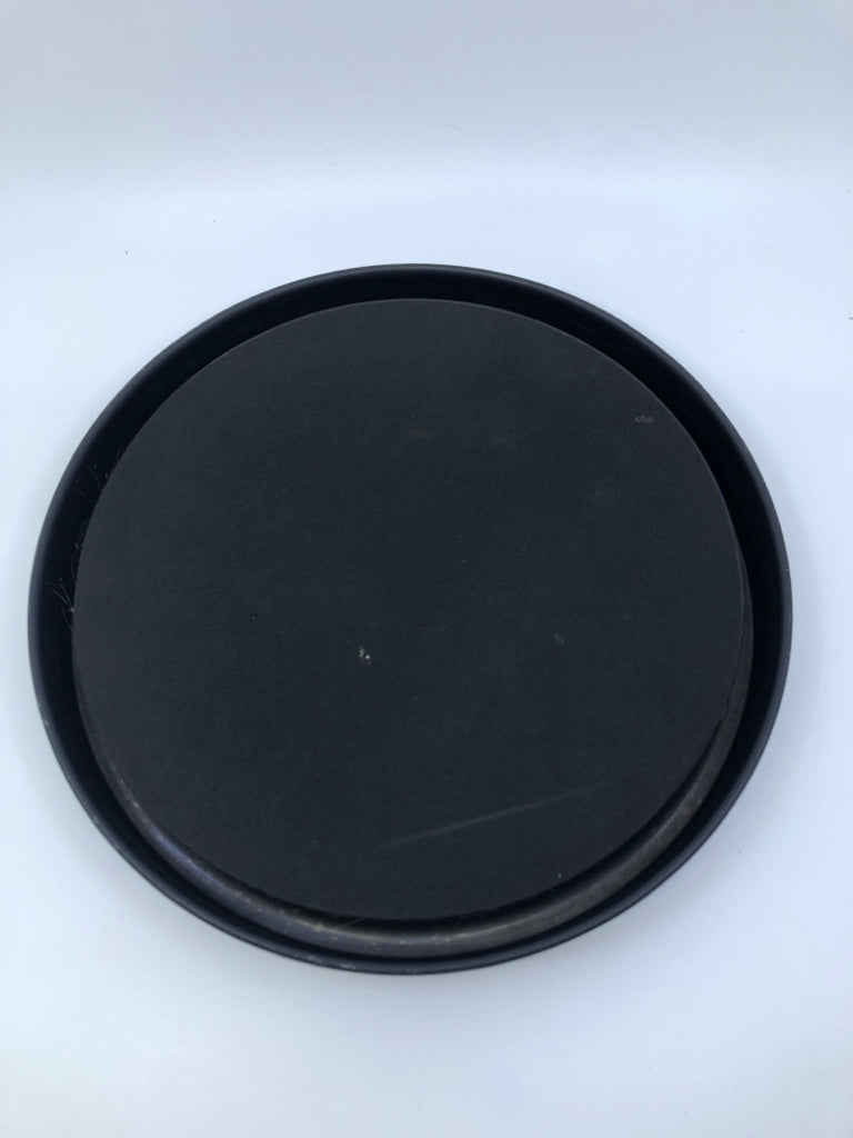 BLACK MATTE METAL CIRCLE TRAY.