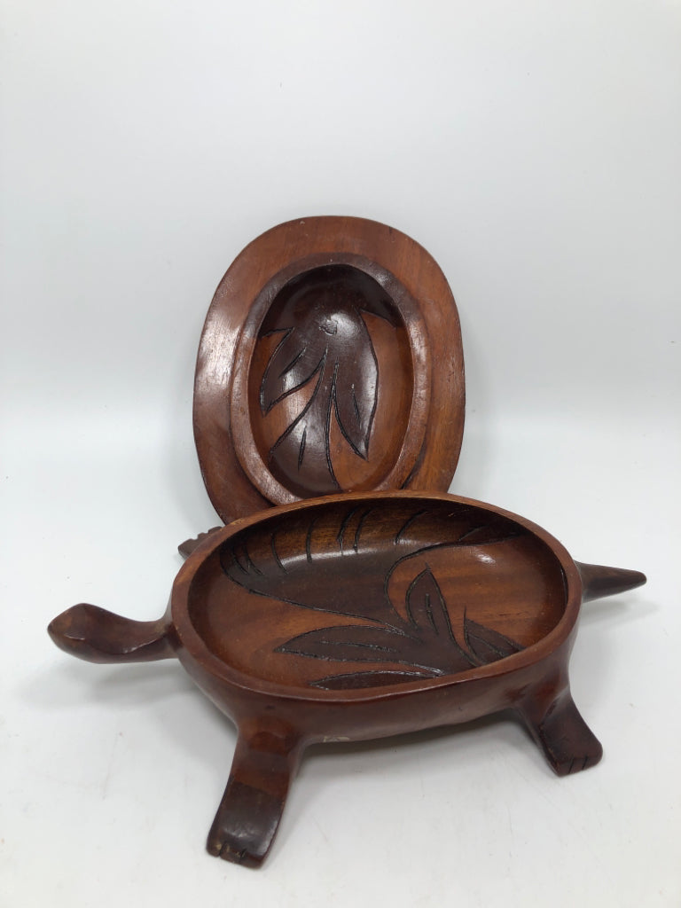 WOOD CARVED TURTLE BOX.