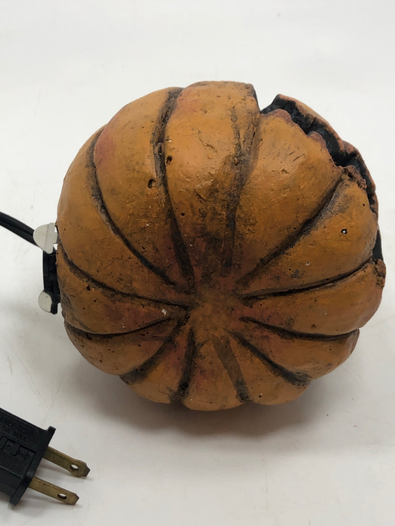 RESIN JACK O LANTERN LIGHT.