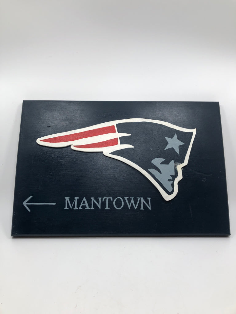 MANTOWN PATRIOTS WOODEN WALL PLAQUE.