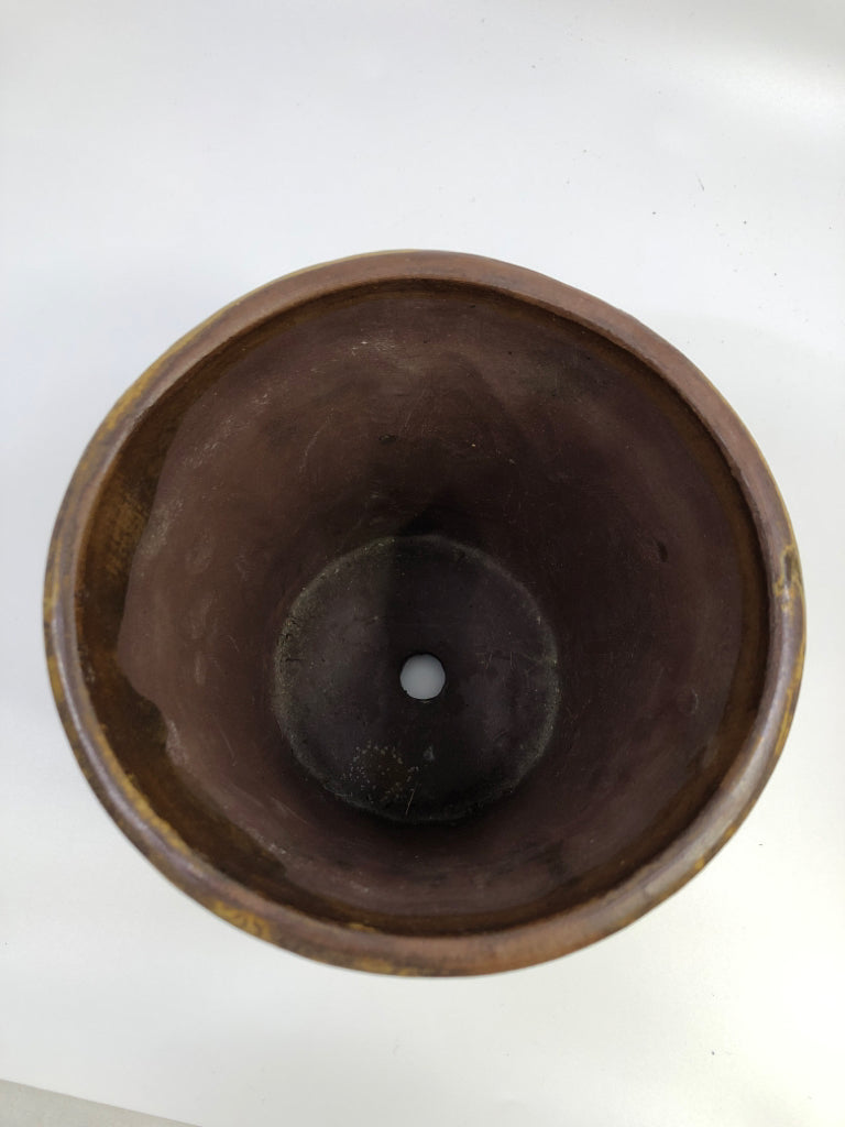 BROWN DIPPED CROCK PLANTER W/FAUX HANDLES.