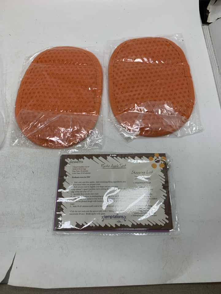 3 PC NIP 2 POT MITTS & RECIPE BOOKLET IN BAG.