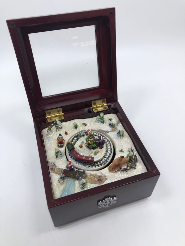 CHRISTMAS SCENE MUSIC BOX.