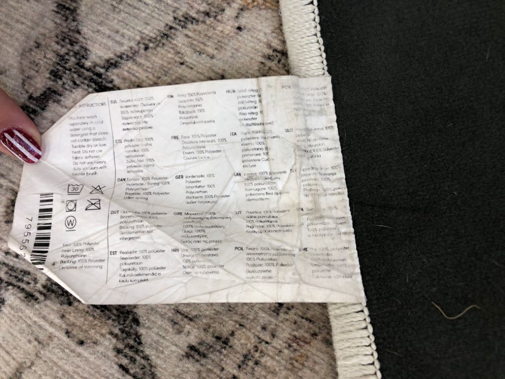 DISTRESSED CREAM WASHABLE RUGGABLE RUG.