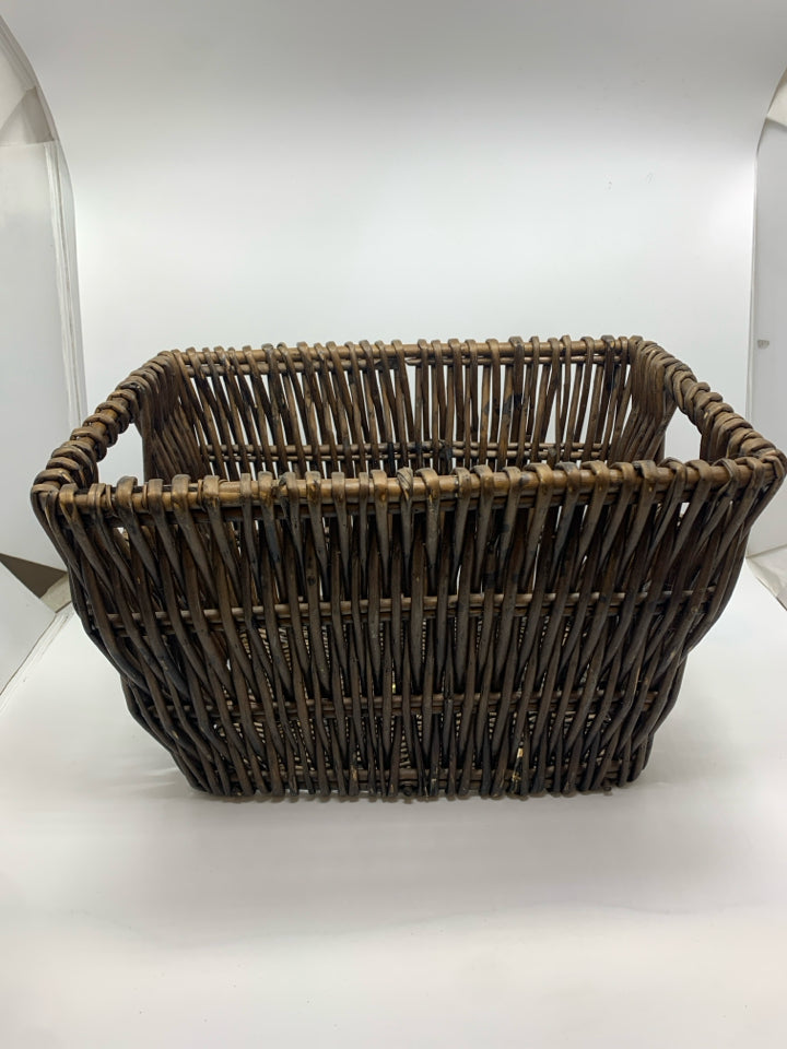 BROWN WICKER BASKET.