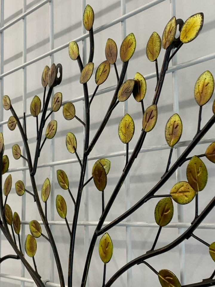 BROWN METAL TREE BOUQUET WALL HANGING.