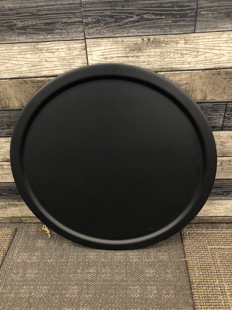 BLACK METAL BASKET SIDE TABLE.