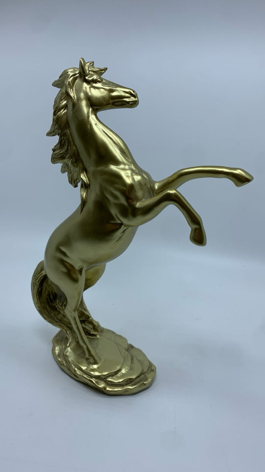 GOLDEN PAINTED HORSE STATUE.