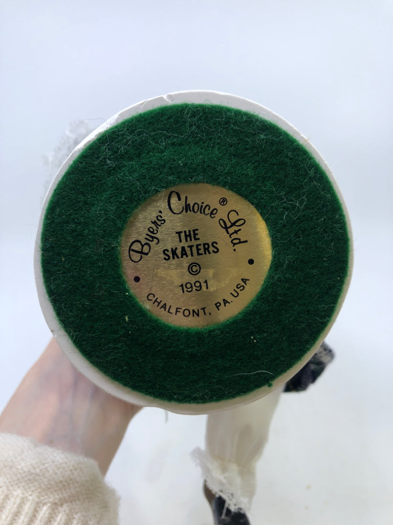 WOMAN CAROLER GREEN DRESS WHITE BOW LACE GRAY COAT "THE SKATERS" 1991 BYERS' CHO