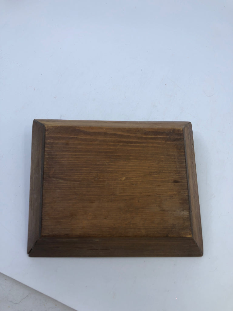 VTG WOOD TRAY WITH MIDDLE DIVIDER HANDLE.