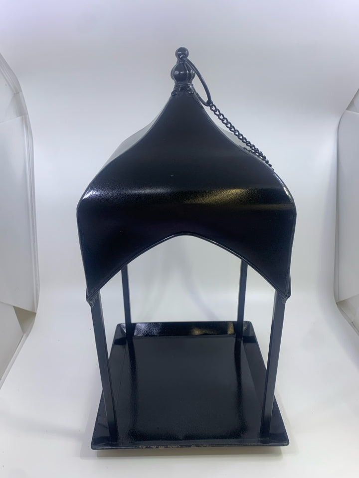 BLACK METAL HANGING LANTERN.