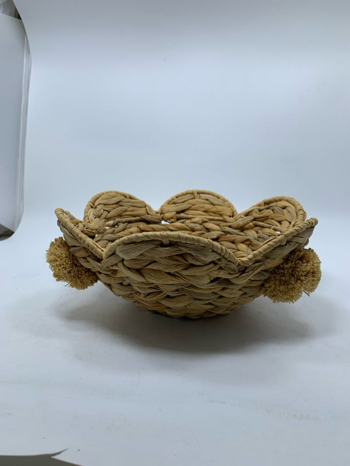 WOVEN BASKET BOWL W/ POM POMS SCALLOP EDGE.