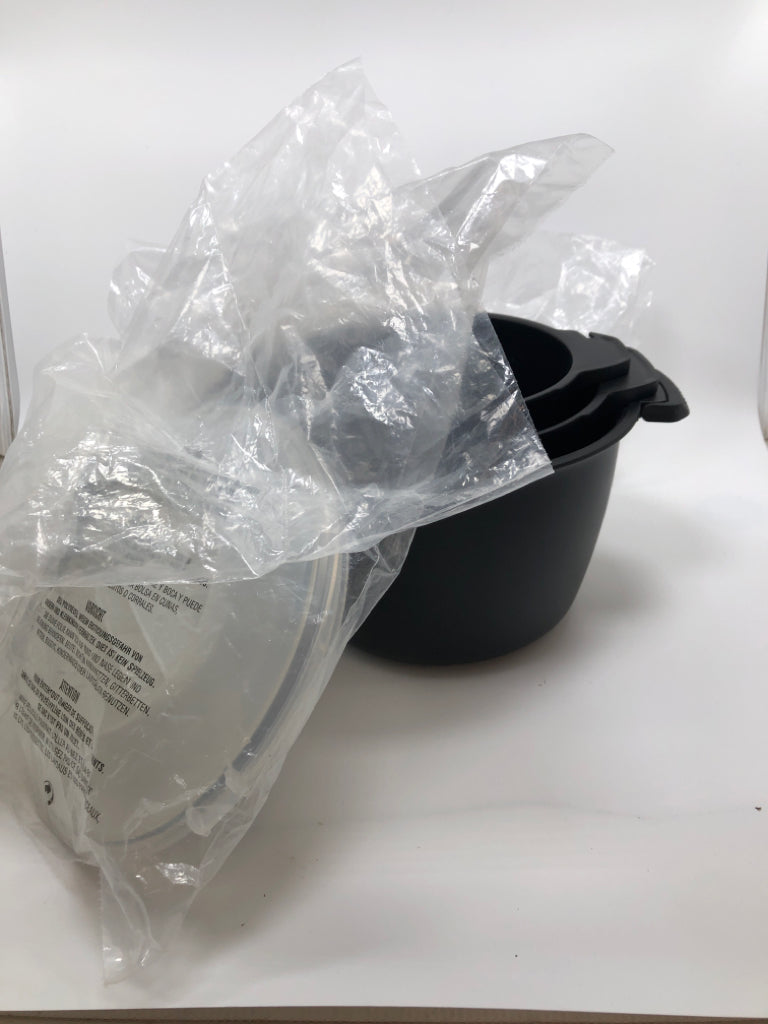 NIP 7PC MICRO COOKER BOWLS W/LIDS SET