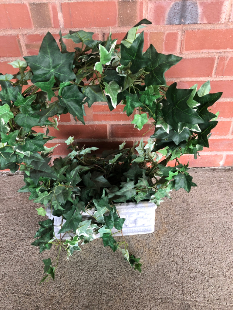 FAUX IVY CIRCLE TOPIARY DECOR IN FAUX STONE PLANTER.